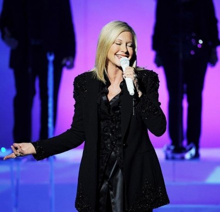 Olivia Newton John cancella tour, il tumore è tornato